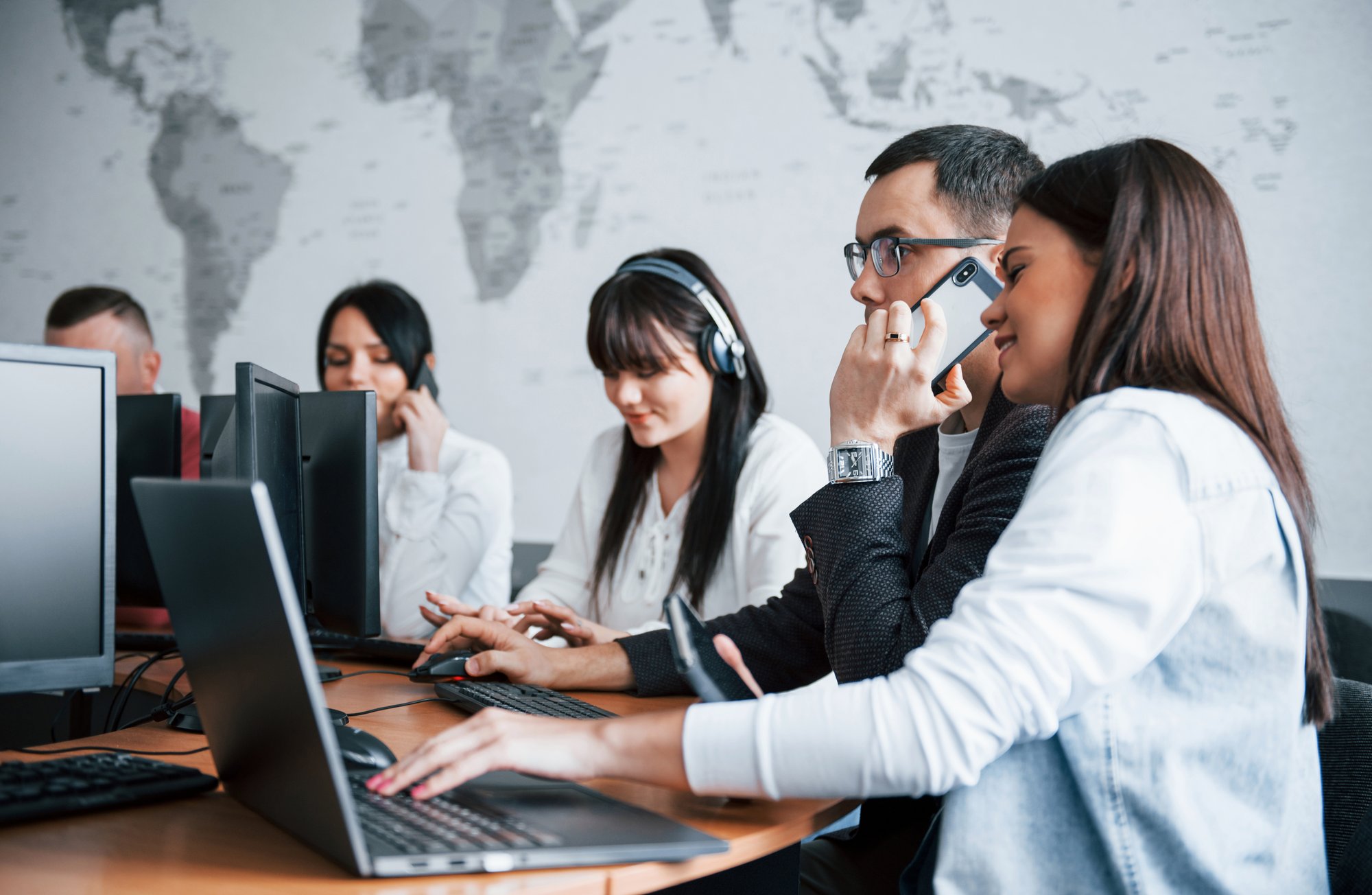 manager-luxury-wear-business-people-working-their-new-project-classroom